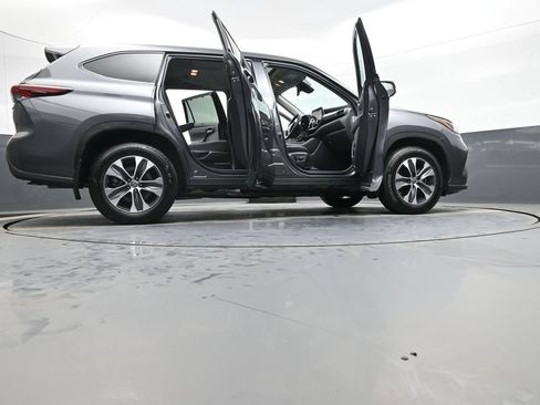 Used 2025 Toyota Highlander XLE AWD/4WD image 50