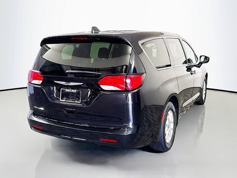 Used 2023 Chrysler Voyager LX image 7
