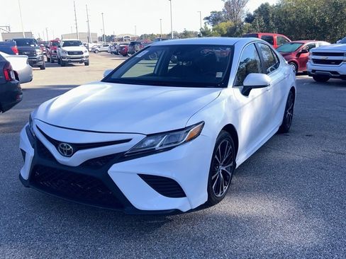Used 2020 Toyota Camry SE image 1