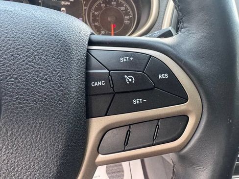 Used 2017 Jeep Cherokee Sport FWD image 22
