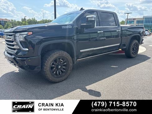 Used 2024 Chevrolet Silverado 2500 High Country w/ High Country Premium Package AWD/4WD image 3