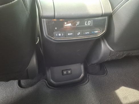 Used 2021 Toyota Highlander XLE AWD/4WD image 14