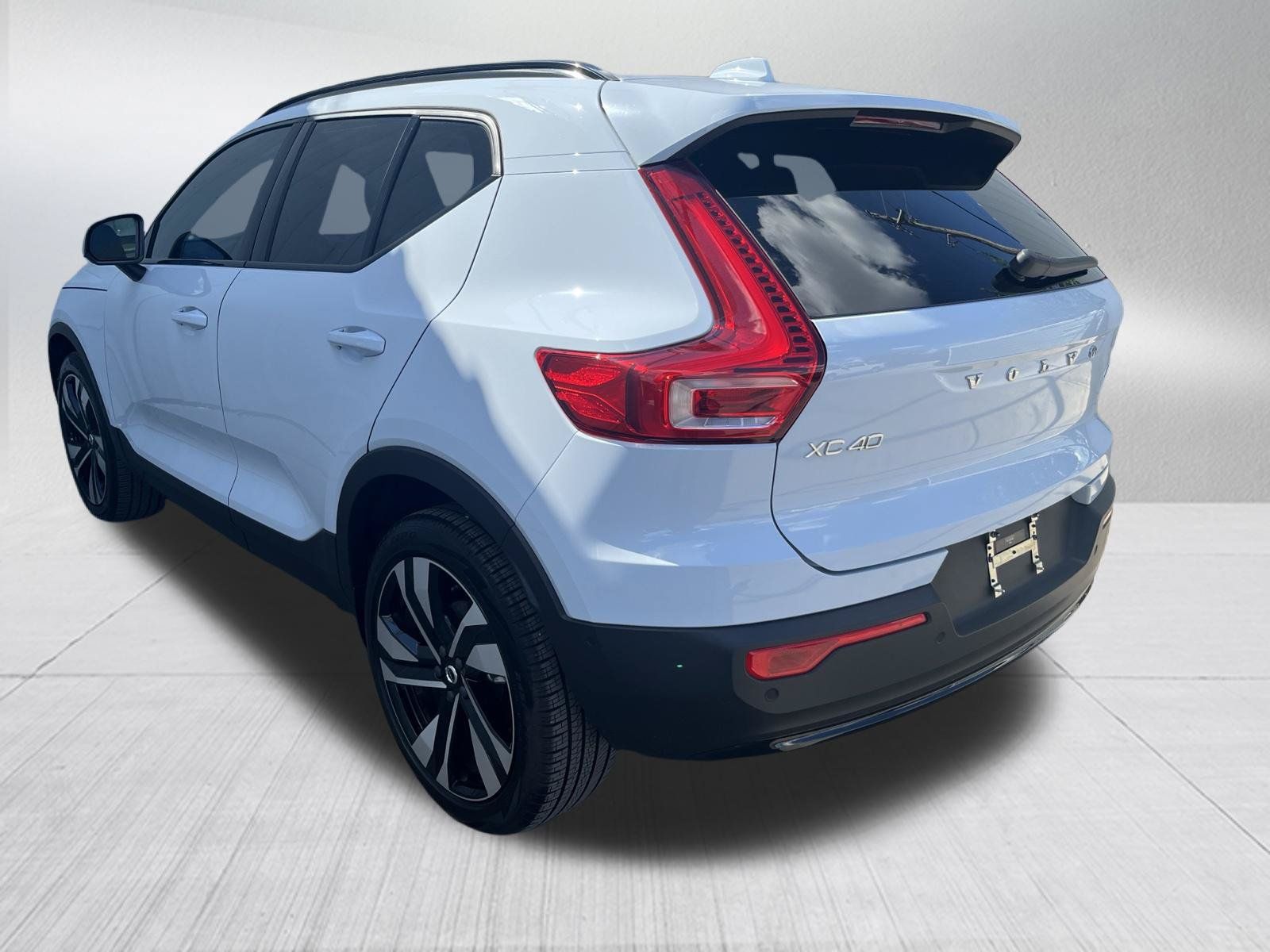Used 2024 Volvo XC40 B5 Plus w/ Protection Package Premier AWD/4WD image 6