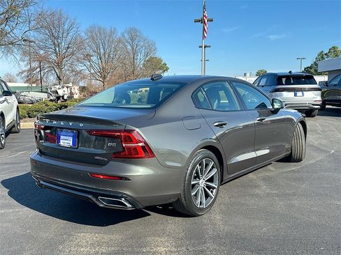 Used 2022 Volvo S60 B5 Momentum w/ Premium Package image 7