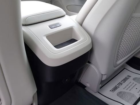 Used 2022 Volvo XC60 B5 Momentum w/ Climate Package image 25