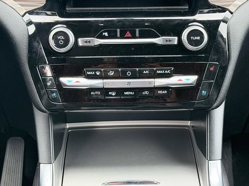 Used 2023 Ford Explorer Limited AWD/4WD image 18