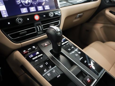 Certified 2026 Porsche Macan AWD/4WD image 16