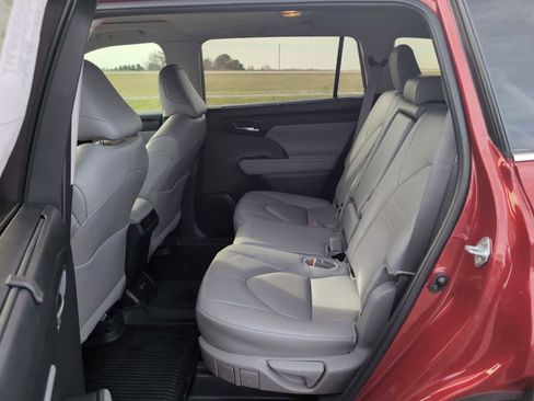 Used 2024 Toyota Highlander XLE FWD image 26