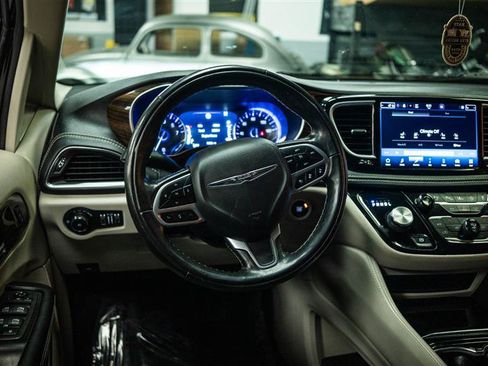 Used 2022 Chrysler Pacifica Limited FWD image 15