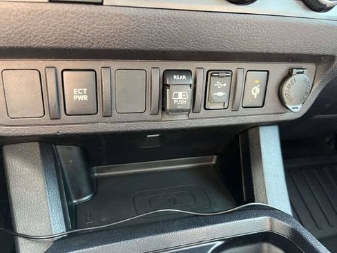 Used 2018 Toyota Tacoma TRD Off-Road AWD/4WD image 29