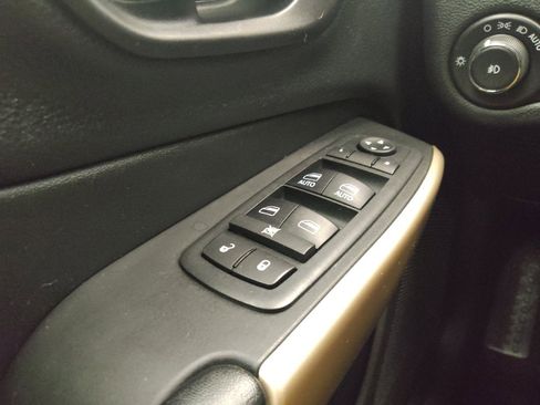 Used 2018 Jeep Cherokee Limited FWD image 27
