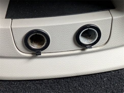 Used 2018 Dodge Grand Caravan SE w/ UConnect Hands-Free Group image 21