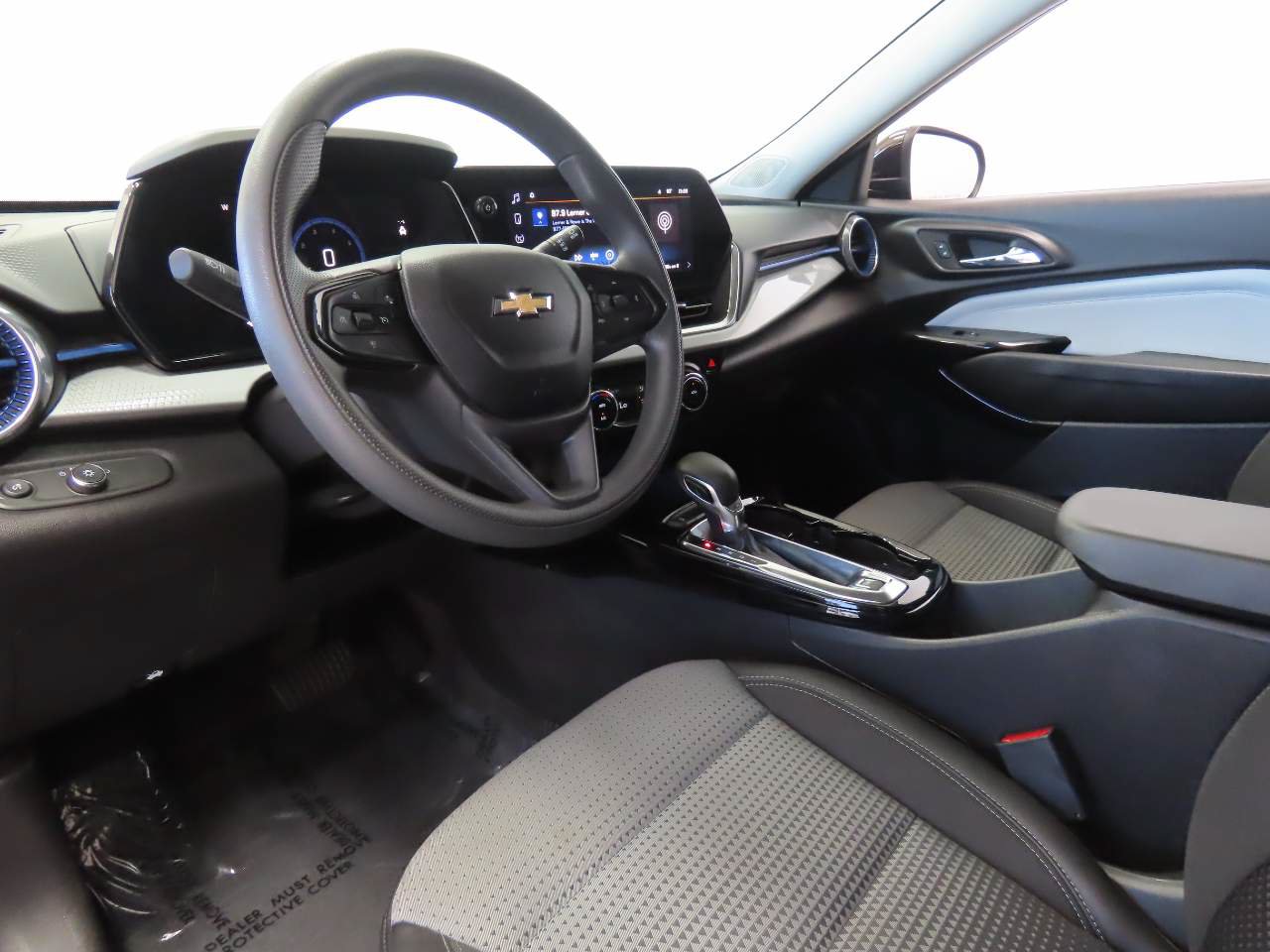 Used 2025 Chevrolet Trax LT FWD image 9