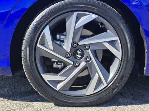 Certified 2025 Hyundai Elantra Limited image 12