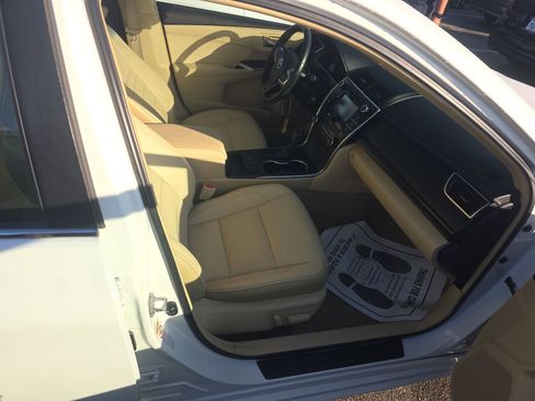Used 2015 Toyota Camry XLE image 8