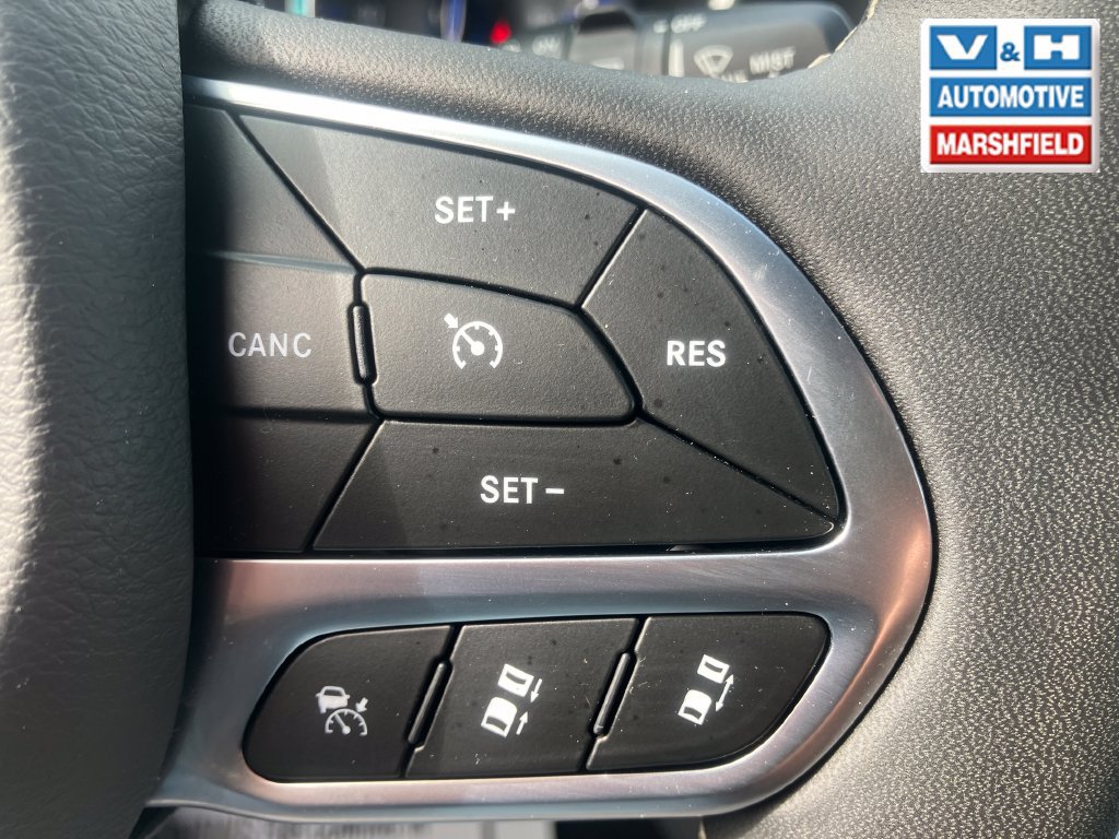 Used 2025 Chrysler Pacifica Select FWD image 8