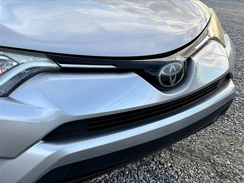 Used 2018 Toyota RAV4 LE w/ Carpet Mat Package image 21