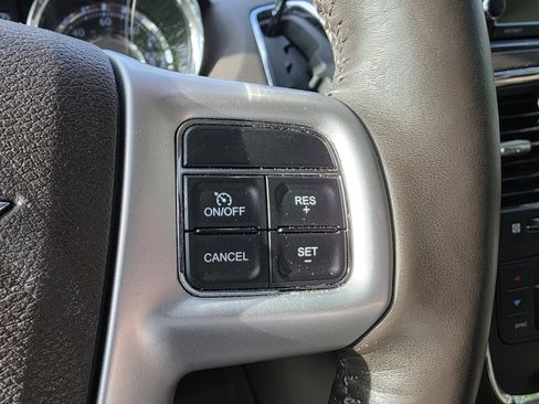 Used 2015 Chrysler Town & Country Limited Platinum image 23