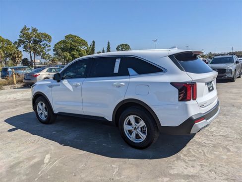 Certified 2025 Kia Sorento LX image 7