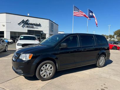 Used 2018 Dodge Grand Caravan SE w/ UConnect Hands-Free Group
