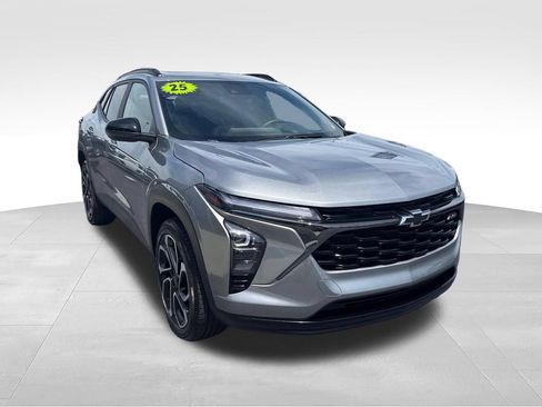 Used 2025 Chevrolet Trax RS w/ Sunroof Package FWD image 18