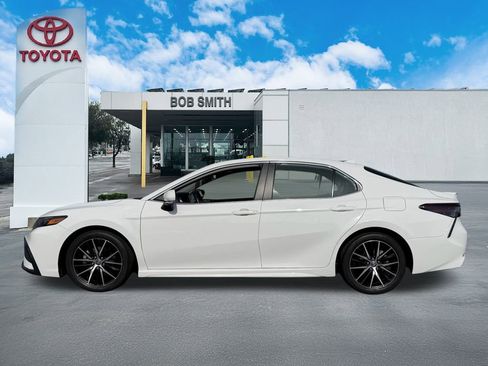 Certified 2022 Toyota Camry SE image 9