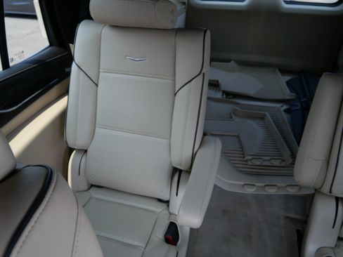 Used 2024 Cadillac Escalade Premium Luxury AWD/4WD image 12