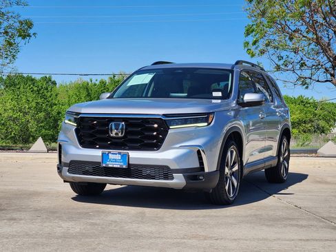 Certified 2024 Honda Pilot Touring image 3