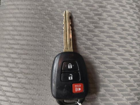 Used 2019 Toyota Highlander LE FWD image 32