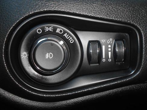 Used 2016 Jeep Renegade Limited AWD/4WD image 16