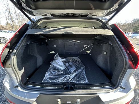 New 2025 Volvo XC40 B5 Ultra w/ Climate Package image 17