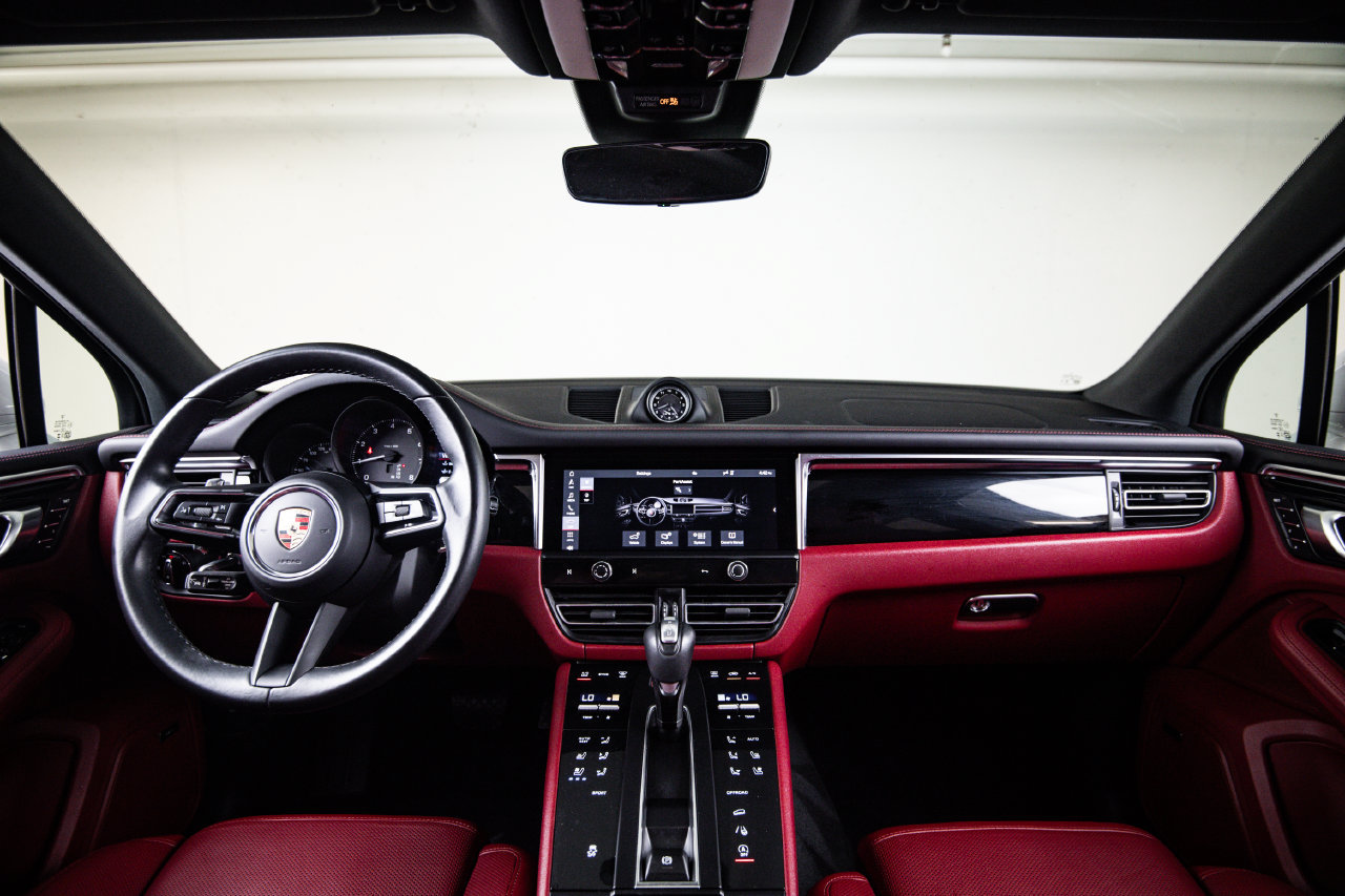 Certified 2024 Porsche Macan AWD/4WD image 25