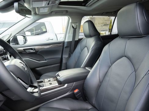 New 2026 Toyota Highlander Limited AWD/4WD image 8