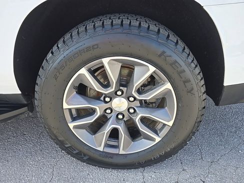 Used 2022 Chevrolet Suburban LT w/ Luxury Package image 10