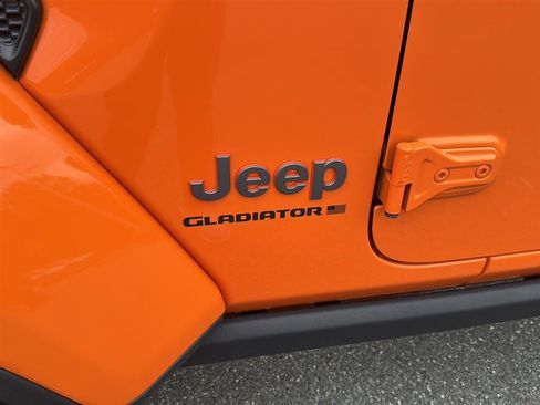 Used 2025 Jeep Gladiator Mojave w/ Safety Group AWD/4WD image 11