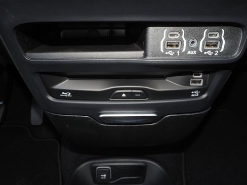 New 2025 Chrysler Pacifica Select w/ Uconnect Theater Family Group image 26