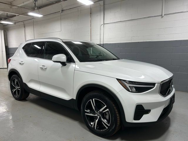 Used 2025 Volvo XC40 B5 Core AWD/4WD image 3