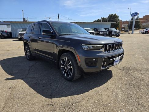 Used 2022 Jeep Grand Cherokee Overland w/ Luxury Tech Group IV image 4