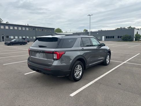 Used 2025 Ford Explorer Active AWD/4WD image 3
