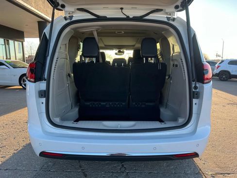 Used 2023 Chrysler Pacifica Limited w/ Uconnect Theater Family Group image 8