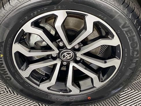 Used 2025 Toyota Corolla Cross AWD Hybrid w/ Moonroof Package image 27