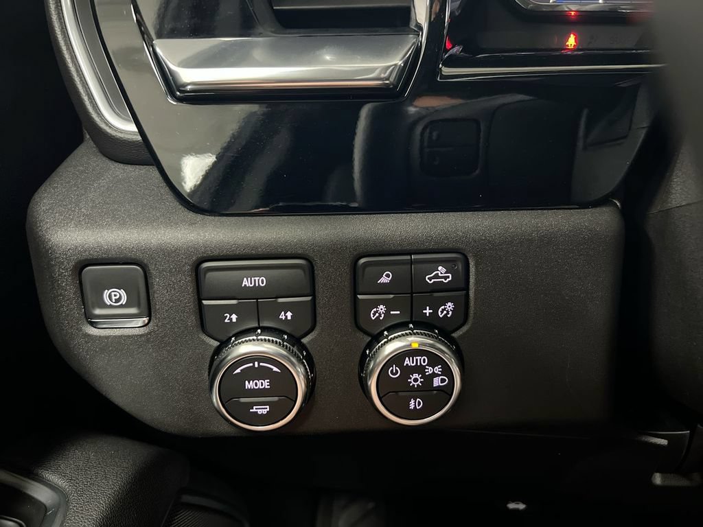 Used 2025 GMC Sierra 1500 SLT AWD/4WD image 18