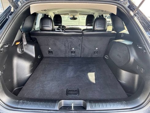 Used 2019 Jeep Cherokee Trailhawk AWD/4WD image 10