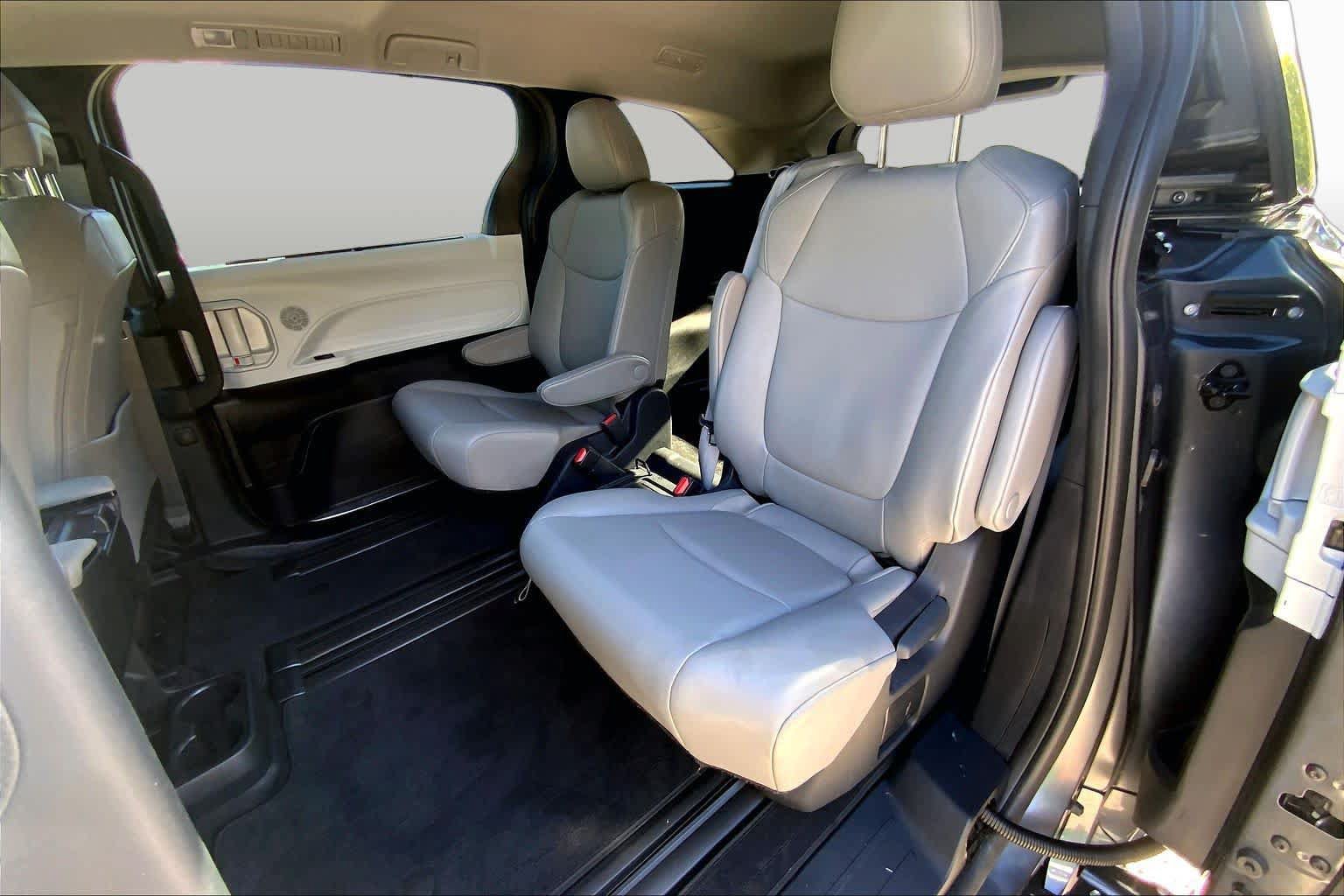 Used 2025 Toyota Sienna XLE FWD image 20