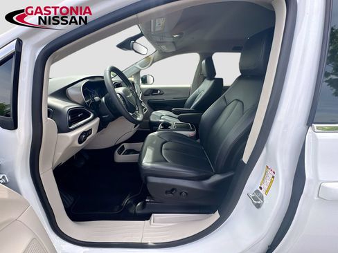 Used 2024 Chrysler Pacifica Touring-L FWD image 29