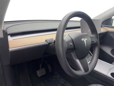 Used 2024 Tesla Model Y Long Range image 49