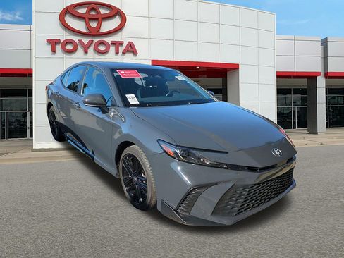 Used 2025 Toyota Camry SE FWD image 2