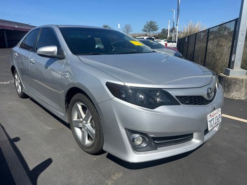 Used 2014 Toyota Camry SE FWD image 1