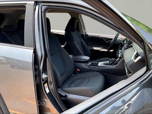 Used 2019 Toyota RAV4 LE w/ Carpet Mat Package AWD/4WD image 19