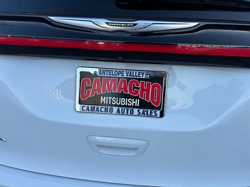 Used 2023 Chrysler Pacifica Touring-L image 13